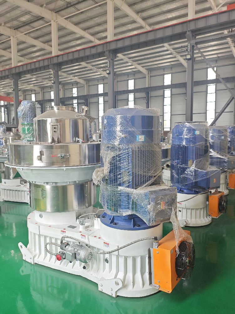 Why do pellet machines use three-phase asynchronous motors at the current technological level